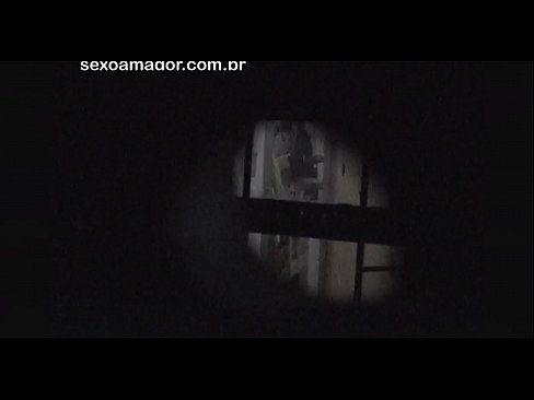 ❤️ Blondie word in die geheim video-opgeneem deur 'n buurtvoyeur wat agter hol bakstene versteek is ️ Russiese pornografie by ons