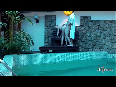 ❤️ Baas nooi bediende swembad toe, maar kon nie 'n warm weerstaan nie ️ Russiese pornografie by ons